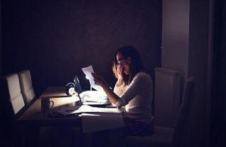 女生熬夜娱乐吃瓜酱视频,女生娱乐生活新趋势