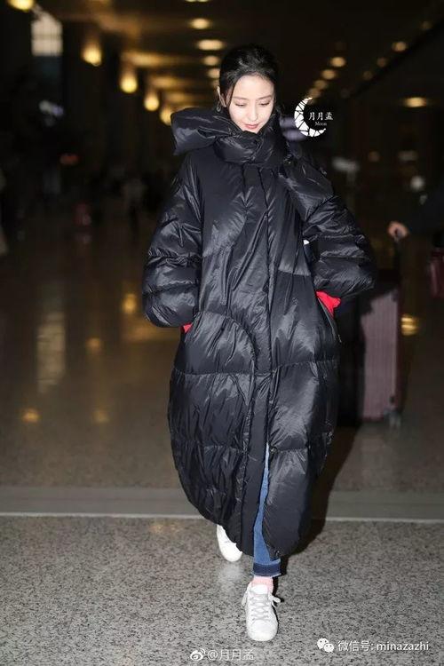 明星北面羽绒服街拍